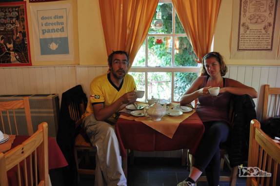 Provando um tradicional chá galês, em Gaiman, cidade na Patagônia, na Argentina